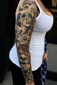 Braccio nero grigio rosa ragazza ritratto teschio tatuaggio modello