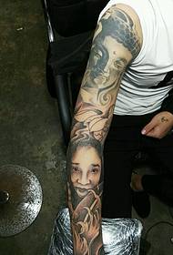 Wzór tatuażu na ramieniu kwiatowym zmieszany z portretem Buddy i portretem piękności