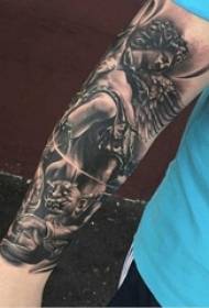 Braccia dei ragazzi sull'immagine nera creativa del tatuaggio del braccio del fiore del retro ritratto di Grey Sketch Sting Tips