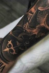 Boy's arm op zwart grijs schets punt doorn vaardigheid creatieve schedel klok bloem arm tattoo foto