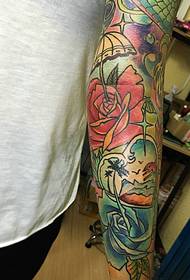 Stilfuldt og farverigt tatoveringsmønster for blomsterarme