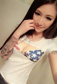 かわいい女の子の人格の花の腕のタトゥー