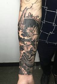 Clásico brazo de flor tradicional negro y gris como tatuaje tatuaje