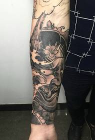 Braccio classico classico a fiore nero e grigio come tatuaggio tatuaggio