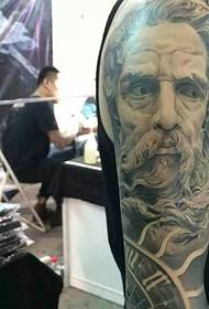 Lengan potret kembang abu abu Éropa sareng Amérika gambar tattoo tato lalaki