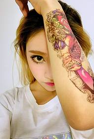 90 după ochi mari frumusețe frumoasă tatuaj braț floare