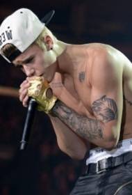 Baada ya mwimbaji 90 Justin Bieber Flower Arm Tattoo