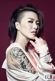 Palesa molimotsana oa lipalesa Tan Weiwei tattoo e ntle ea tattoo