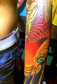 الگوی تاتو ماهی مرکب قرمز پر جنب و جوش