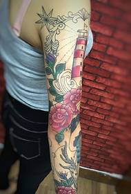 Djevojka ličnosti modna tetovaža cvjetnih ruku na mreži