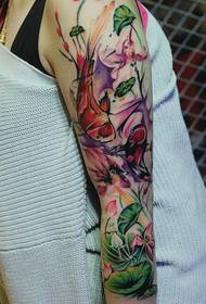 Imatge de tatuatge en aquarel·la, braç de flor d'estirament en color