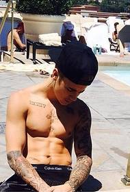 Sol europeu e americano bonito, Justin Bieber, tatuagem no braço de flores