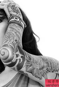 Opere di tatuaggio braccio fiore donna