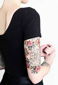 Melns sieviešu dubultās ziedu rokas tetovējums tetovējums ir ļoti spilgts