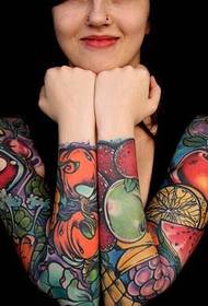 Faccina sorridente con tatuaggio a doppio fiore per donna europea e americana