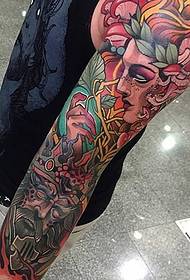 Яркий новый традиционный стиль татуировки с цветочным рисунком от художника Джонни