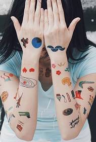 Jente arm farge søt tegneserie alternativ tatovering