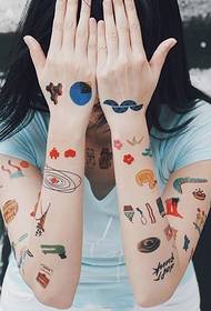Tatuaggio di ragazza braccio colore simpatico cartone animato alternativo
