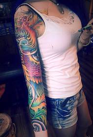 Phoenix dança nove dias menina dominadora pintado flor braço tatuagem fênix