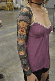 Flickans tatuering för blommarm