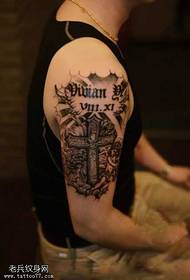 Узорак тетоваже крижног рука са цвијећем