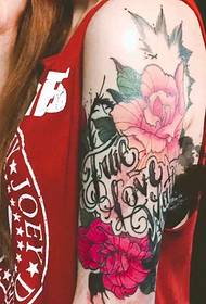 Slika angleške besede Flower tattoo slika obdana z rožami