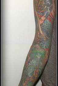 Ruka azijskog stila obojena portretnim tetovažama