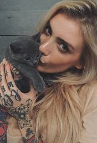 Модні коти, які люблять котів, мають красиві татуювання на руці квітки