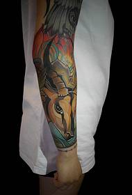 Tatuaggio classico totem accattivante con braccio a fiore