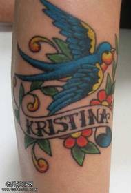 Le rondini del braccio del fiore hanno anche motivi per tatuaggi d'amore