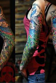 Patrón de tatuaje de brazo de flor de pavo real