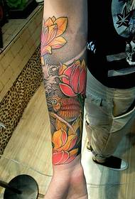 Mchoro wa tattoo mkono muundo wa lotus na squid