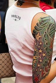 Un gruppu di ragazze di tatuaggi di braccio di fiori hè sempre memorable