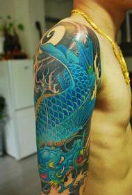 Férfi kék arowana virág kar tetoválás