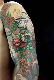 Handsome bulak nga bukton nga tattoo nga masaligon nga puno