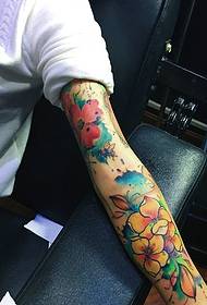 Kleurrijke aquarel bloem arm bloem tattoo patroon