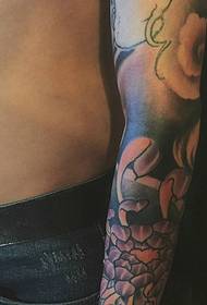 Tatuaje de brazo de flor masculino único