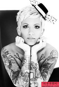 Tatuaggio di braccio di fiore di donna nera nera creativa