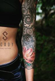 Il tatuaggio del braccio del fiore della personalità della ragazza sexy è molto bello