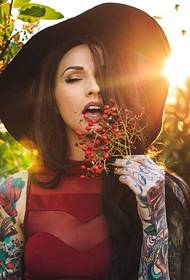 Módne dievča na slnku tetovanie dvojité kvetinové rameno