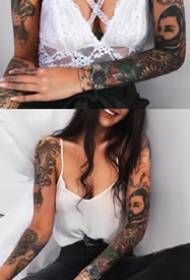 Una foto di un gruppo di grandi braccia tatuate di fiori