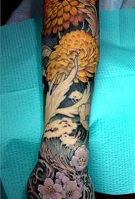 Tatuajul veteran a recomandat un model de tatuaj cu braț de flori de crizantemă