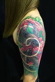 Момиче с висока степен на възвръщаемост, снимка на татуировка на рамо с цветя