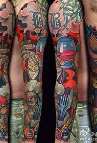 Apprezzamento europeo dell'immagine del lavoro del tatuaggio del braccio del fiore