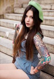 Tatuaggio braccio bellezza fiore moda