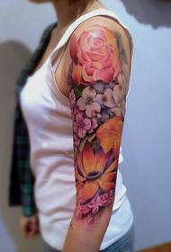 女性手臂个性的花臂纹身