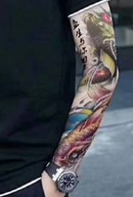 'N Stel blomme-arm tattoo-ontwerpe met manuskripte