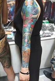 Il modello del tatuaggio del braccio del fiore mantiene le tue braccia dalla monotonia