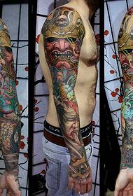 Griekse tattoo-kunstenaar KOSTAG werkt gedeeltelijk met tattoo's met bloemarmen