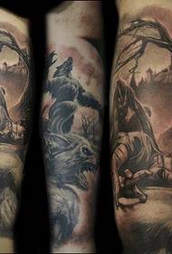 Modello tatuaggio lupo mannaro ruggente braccio di fiori